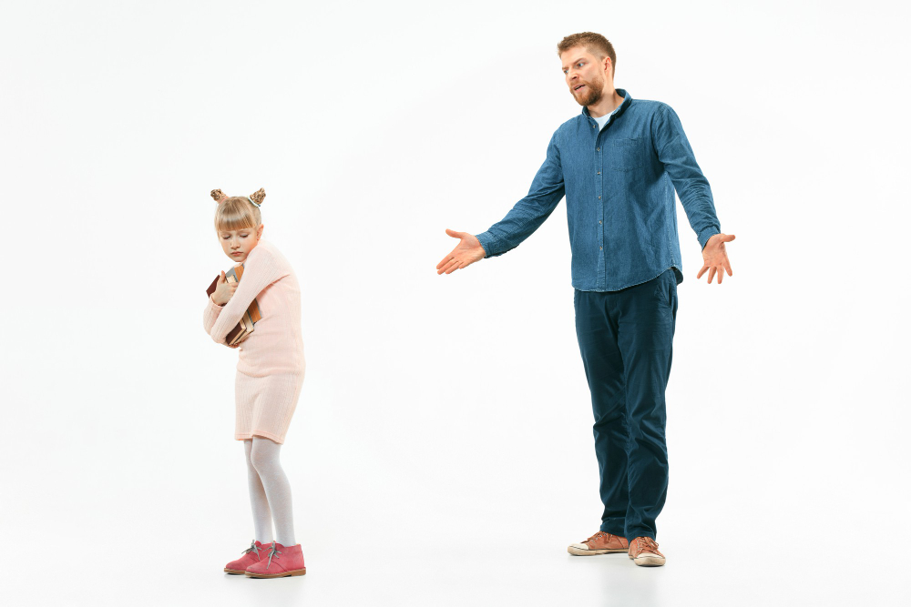 angry-father-scolding-his-daughter-at-home-studio-shot-of-emotional-family-human-emotions-childhood-problems-conflict-domestic-life-relationship-concept